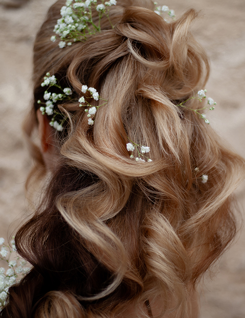 Bouncy curls hairstyle with flowers