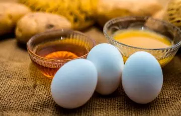 Egg yolk and honey for dry skin