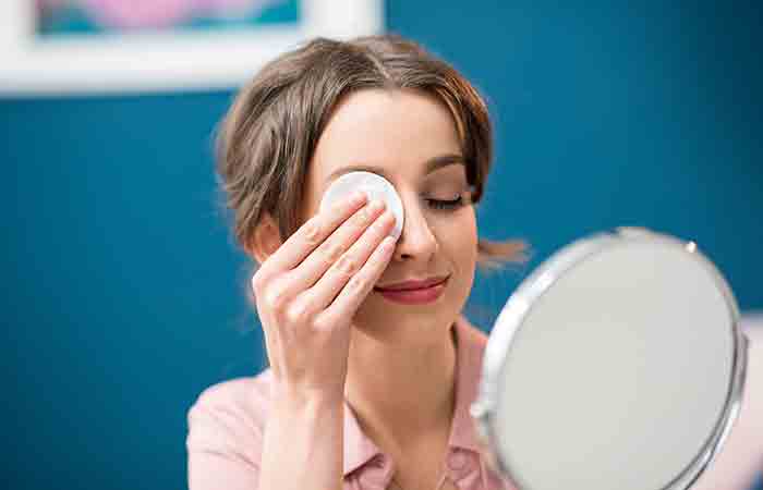 Cotton pad to remove mascara