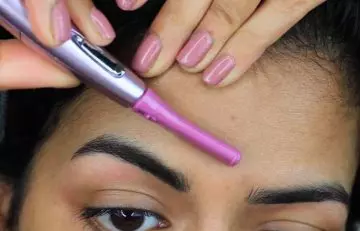 Step 6 to tweeze your eyebrows at home