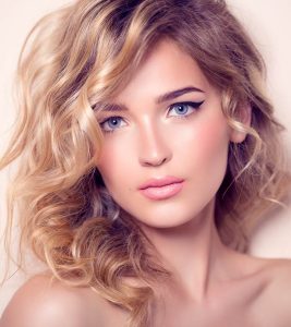 50 Best Short Wavy Hairstyles For Wom...