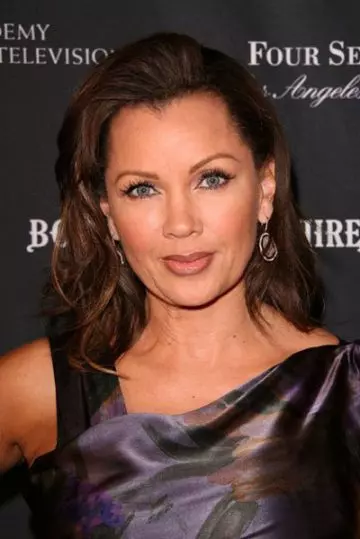 Vanessa Williams's eyebrow style for round face