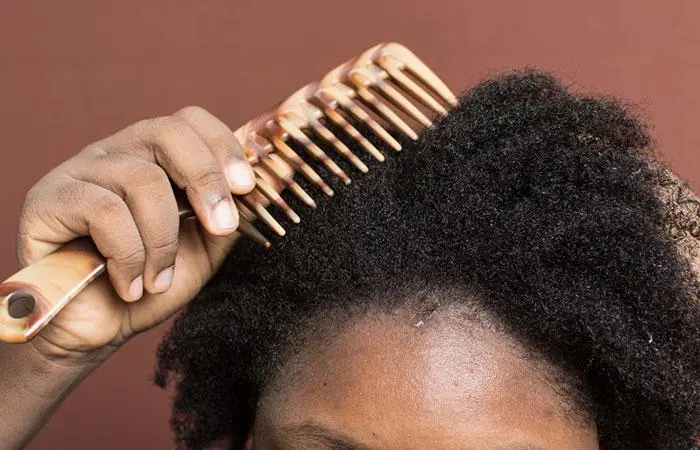 wide toothed comb to detangle wet hair