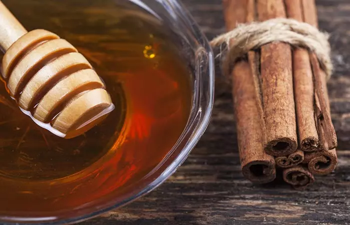 Honey and cinnamon face mask for oily skin