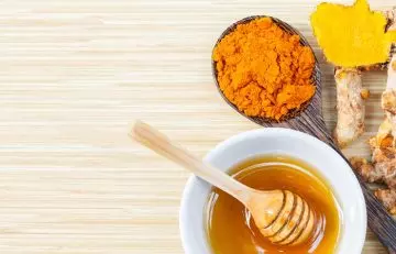 Honey and turmeric face pack for oily skin