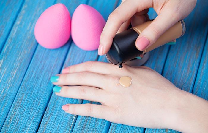 Cómo aplicar la base de maquillaje líquida - 3(ii) Beauty Blender