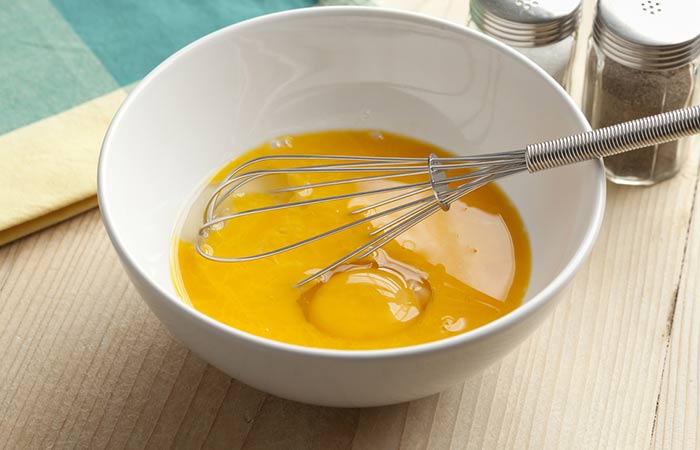 Flaxseed and egg face mask for skin cleansing