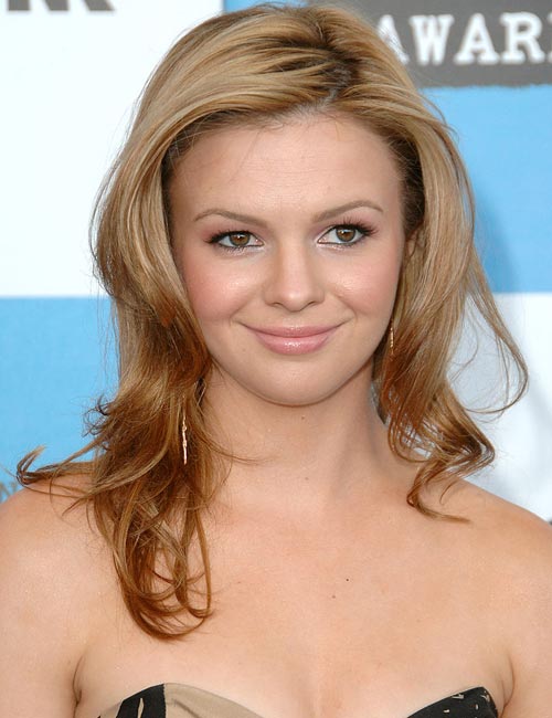 Lower-layered shaggy hairstyle for a round face