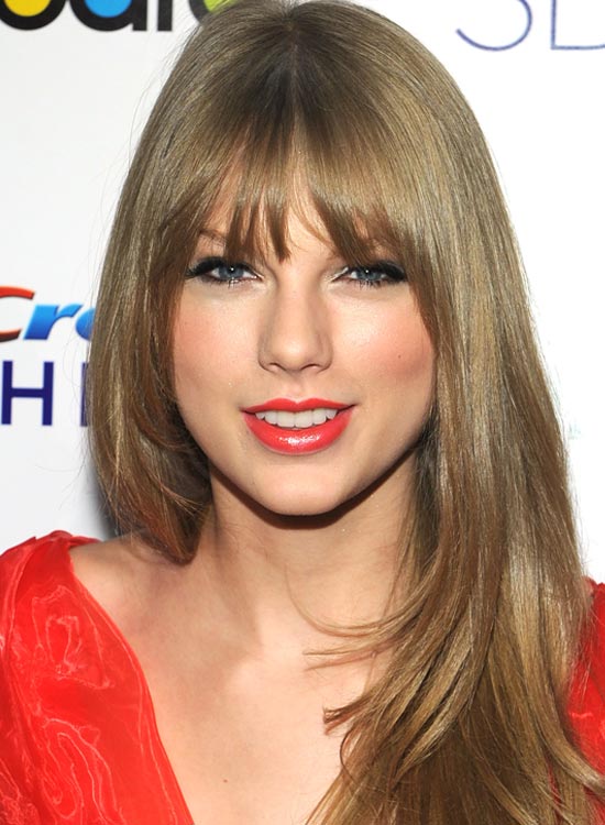Taylor made streaks edgy hairstyle for medium length hair