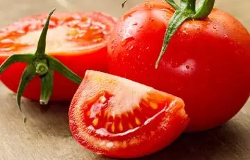 Homemade tomato scrub for oily skin