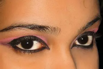 Apply mascara as step 7 of Arabic eye makeup