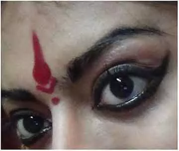 Round or teardrop bindi for Bhartanyatam makeup