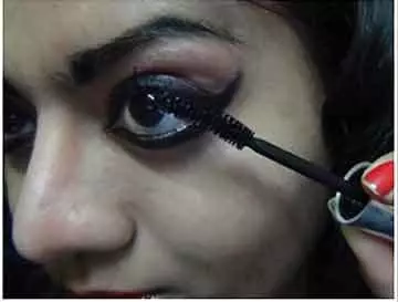 Mascara application for highlighting your eyes in Bhartanyatam makeup