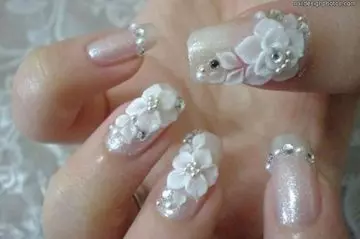 White flowers and shimmer 3D nail art design