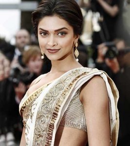 Top 41 Bollywood Actresses Who Look Beautiful In Saree