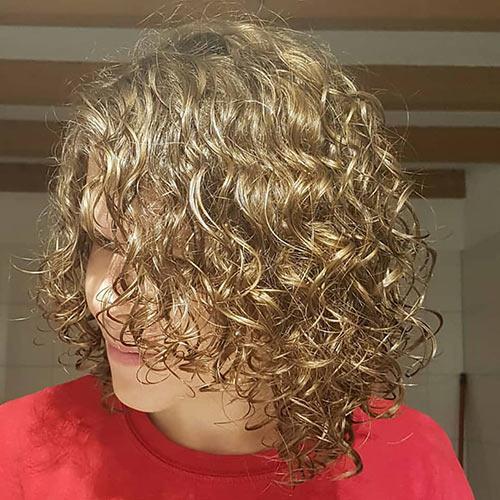 Short natural curls hairstyle