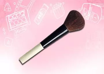 Use the right makeup brush for applying blush on round face