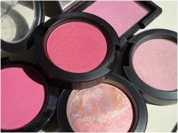 Different blush shades to apply on a round face
