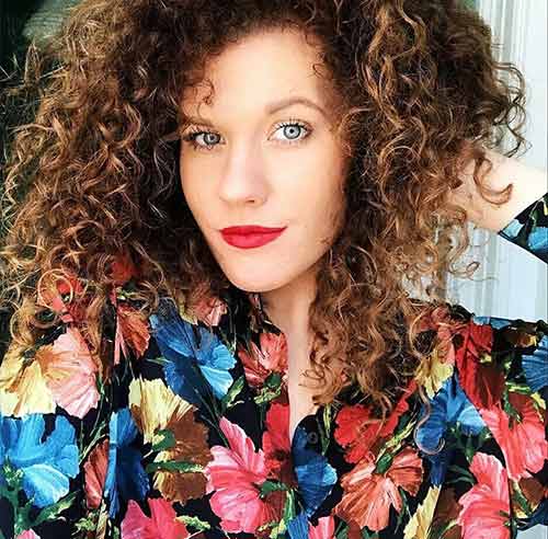Short highlighted curls hairstyle