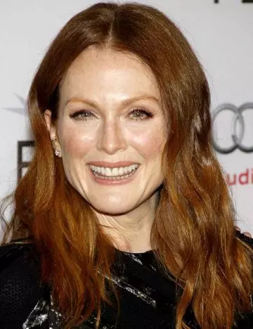 Julianne Moore's texturized waves hairstyle
