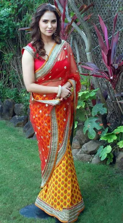 Lara-Dutta-In-Red-And-Yellow-Saree-photo