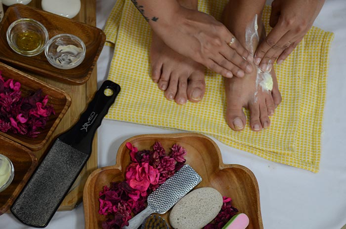 Moisturize your feet for pedicure at home