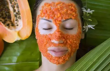 Papaya moisturizes the skin
