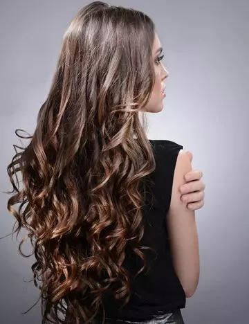Scrunched curls hairstyle for long hair