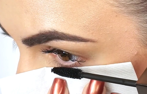 How to apply mascara on the lower lashes step 2