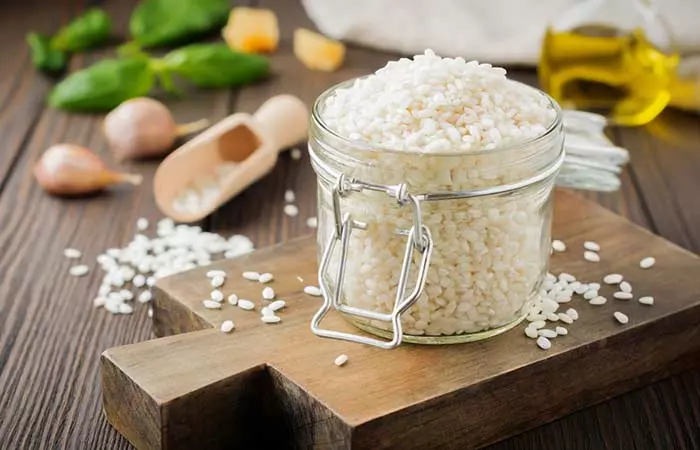 White and tamarind for anti-acne face mask