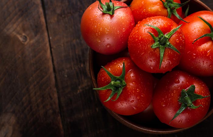 Use tomato to get rid of forehead acne