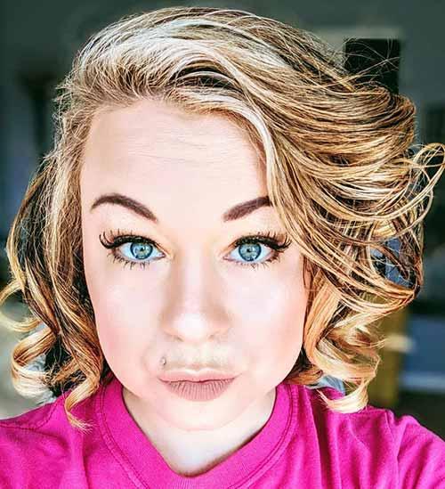 Short volume curly hairstyle