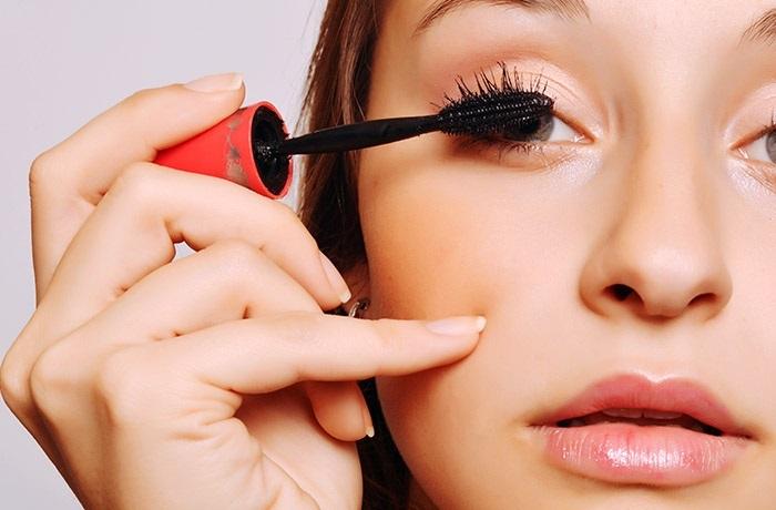 How To Apply Mascara Perfectly Like A Pro (Without Smudging)?