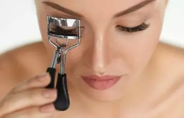 Curl your eyelashes using an eyelash curler