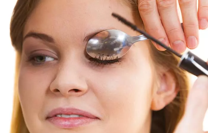 Curl your eyelashes using a spoon