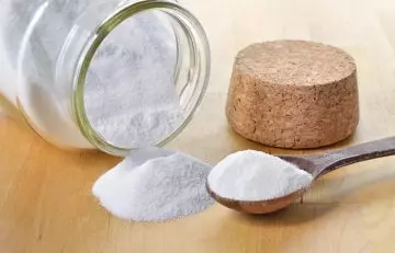 Use baking soda as a home remedy for cystic acne