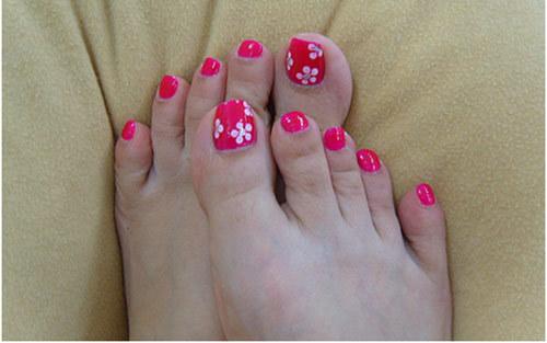 Five dot flowers on toe nails