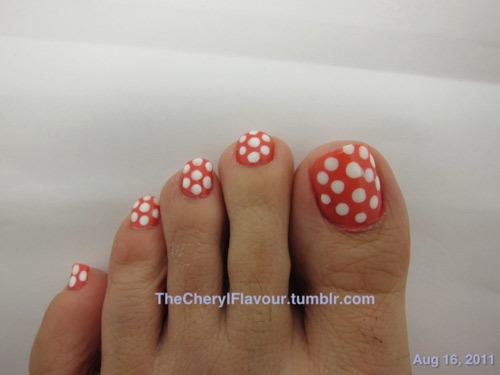 Polka dot toe nail art