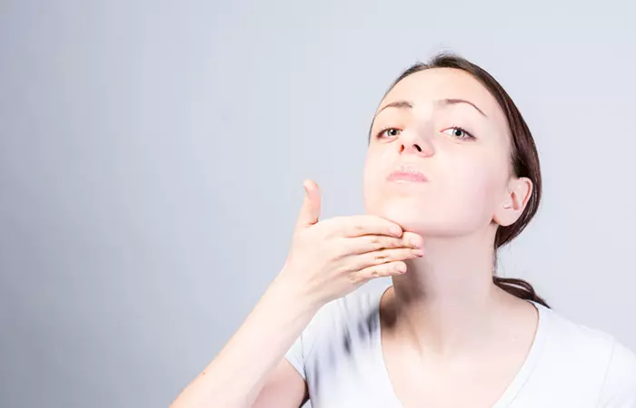 A woman with combination skin has visible pores on her chin 