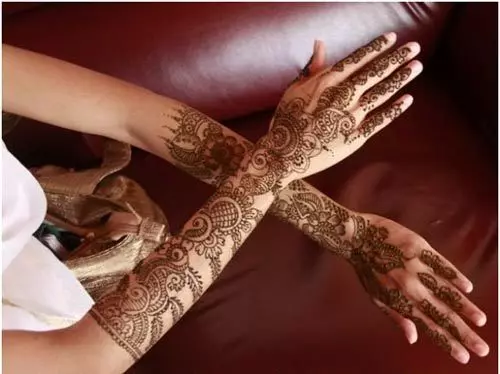 Neat and intricate bridal mehendi design for hands