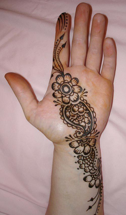 Diagonal mehendi design for hands