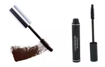 Application of black and brown mascara to get thicker and fuller lashes