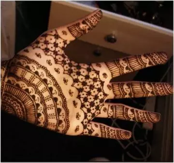 Weave or lace mehendi design for hands