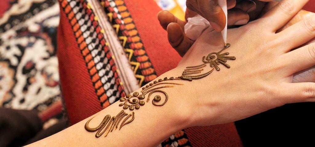 10 Gorgeous Back Hand Mehndi Designs For Girls 23