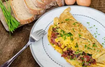 Low fat smoked turkey bacon omelet for weight loss