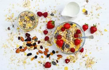 Oats for weight loss with berries and nuts
