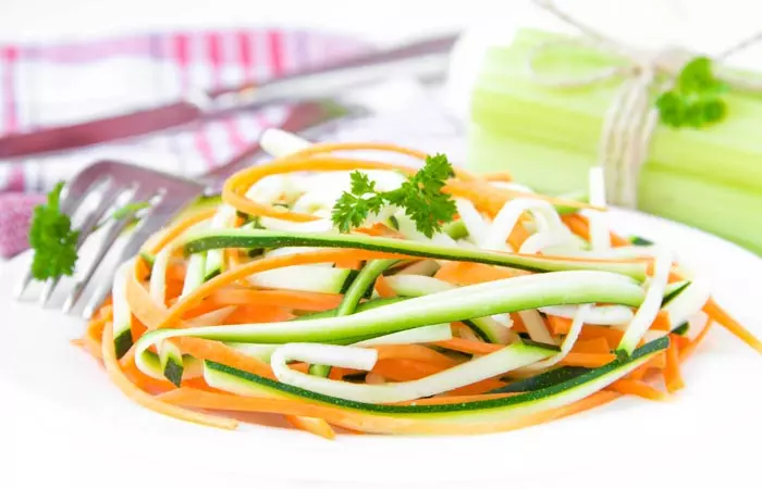 Delicious vegan ribbons salad for 1000-calorie diet