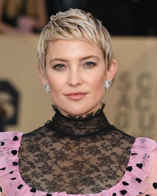 Dark-rooted pixie short hairstyle for women