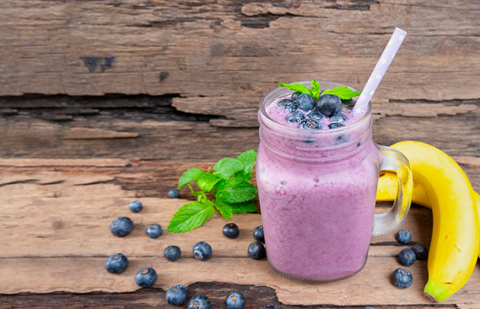 Blueberry, banana, and flaxseed smoothie