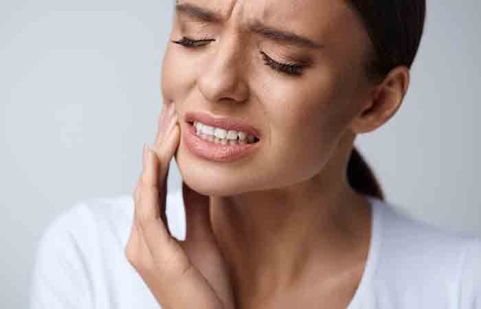 Женщине с зубной болью может помочь гвоздичное масло